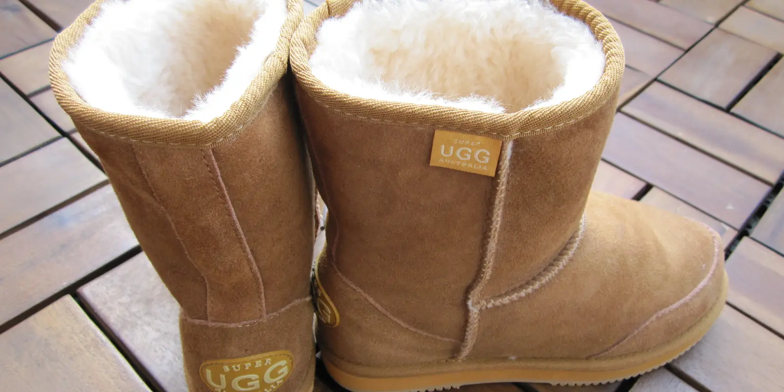 Pereche de cizme UGG maro din piele de oaie întoarsă, cu lână în interior